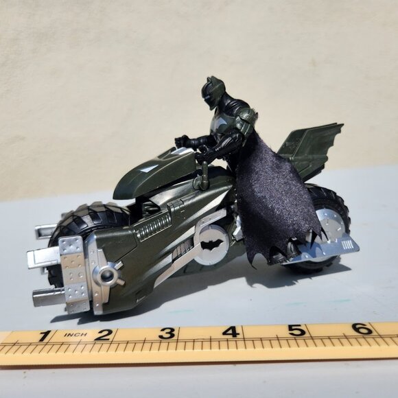 DC Comics Batman Batcycle Batmobile with Action Figure Motorcycle Action Figure - Picture 3 of 10